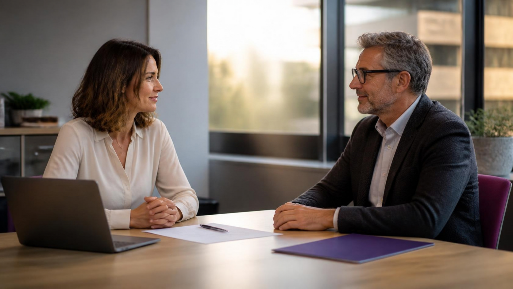 Indemnité de rupture conventionnelle 2026 — une rupture négociée d'un commun accord Rupture conventionnelle 2026 : une salariée et un responsable des ressources humaines finalisent d'un commun accord la convention de rupture, document et stylo sur la table
